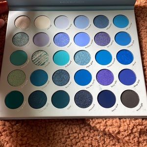 Eye shadow pallet